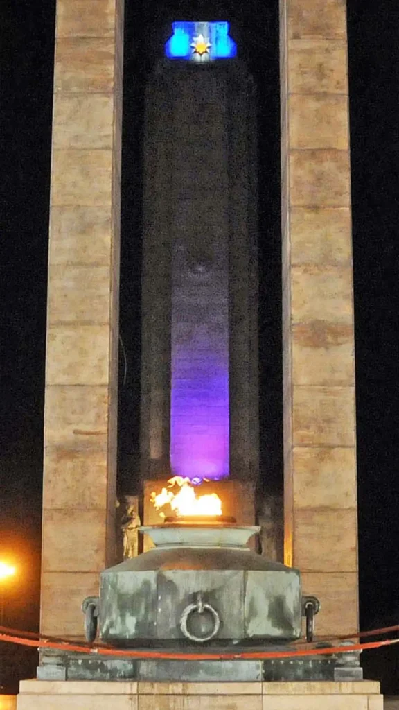 La llama votiva del Monumento a la Bandera volvió a encenderse