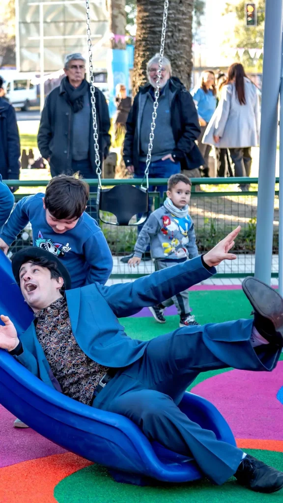 Se renovó el cantero central de Avenida Francia con juegos para los más chicos