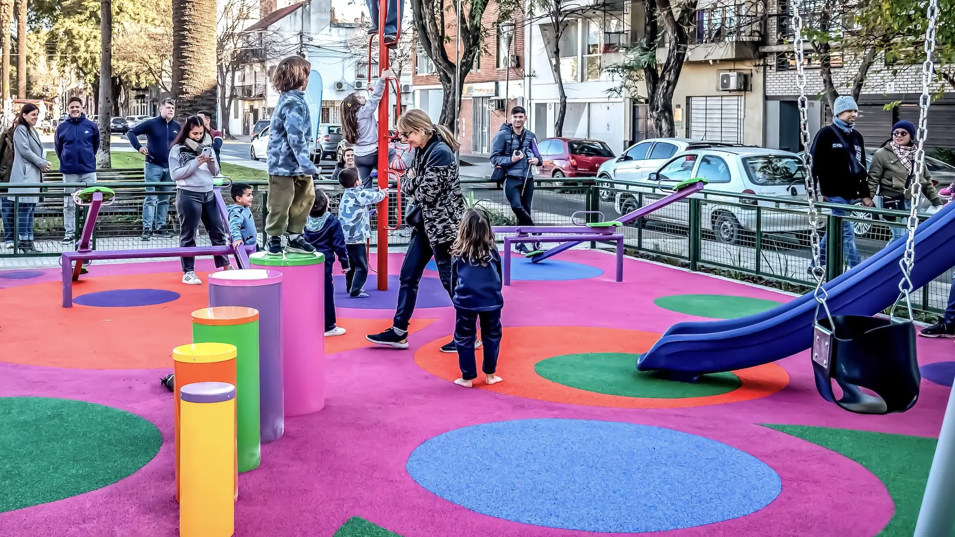 Se renovó el cantero central de Avenida Francia con juegos para los más chicos