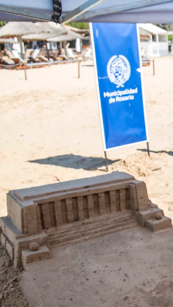Así quedó la réplica del Monumento a la Bandera hecha en arena