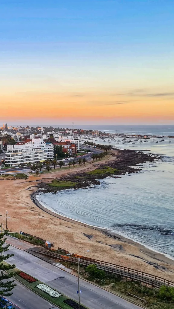 Aerolíneas Argentinas suma más vuelos a Punta del Este y Montevideo para el verano 2025