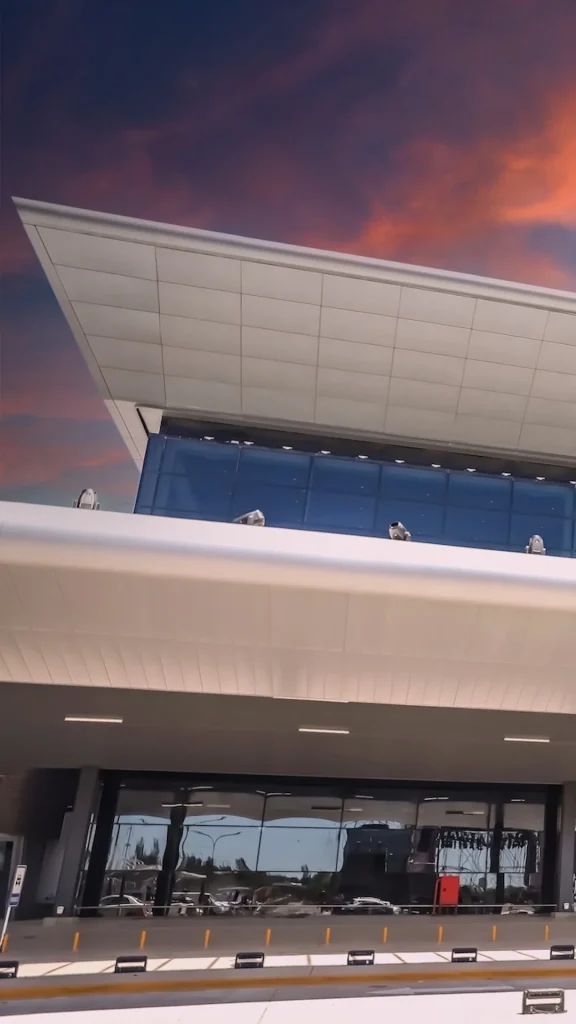 Así es el nuevo aeropuerto de Rosario en imágenes: mangas, cintas, Migraciones y más