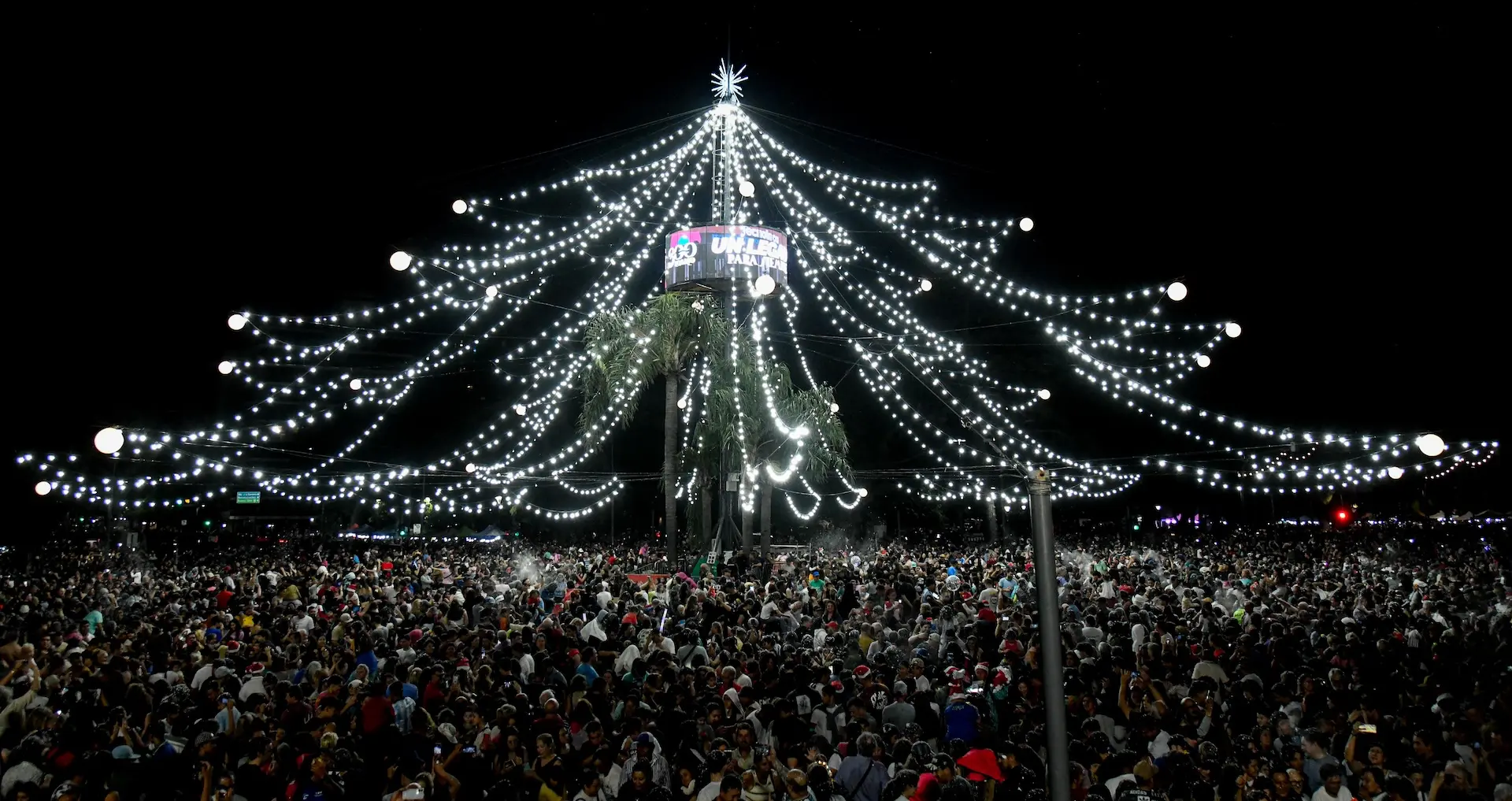 Se iluminó el tradicional árbol de Navidad en Bv. Oroño y Av. Pellegrini