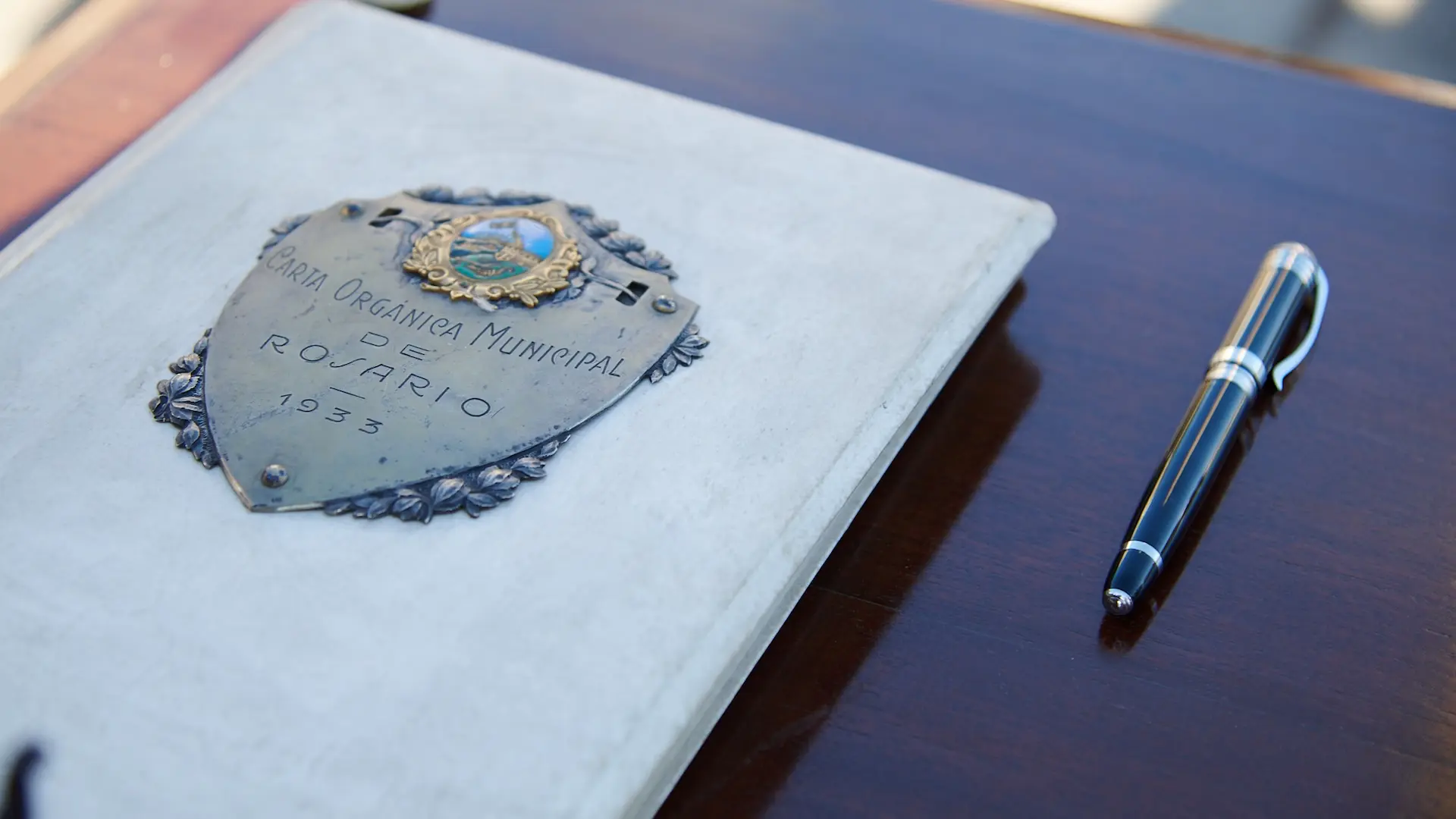 Javkin promulgó la autonomía municipal de Rosario rodeado de objetos históricos