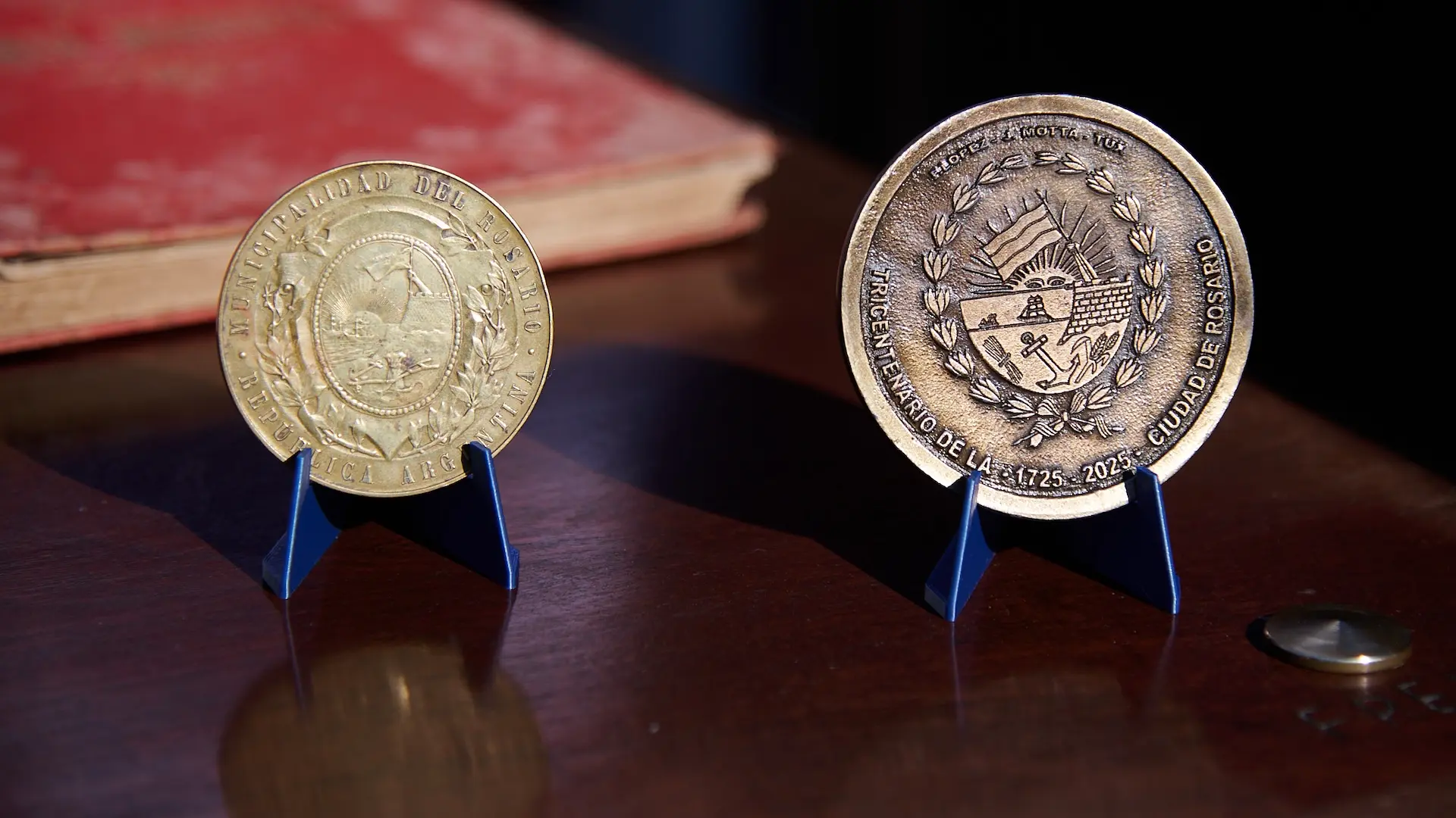 Javkin promulgó la autonomía municipal de Rosario rodeado de objetos históricos