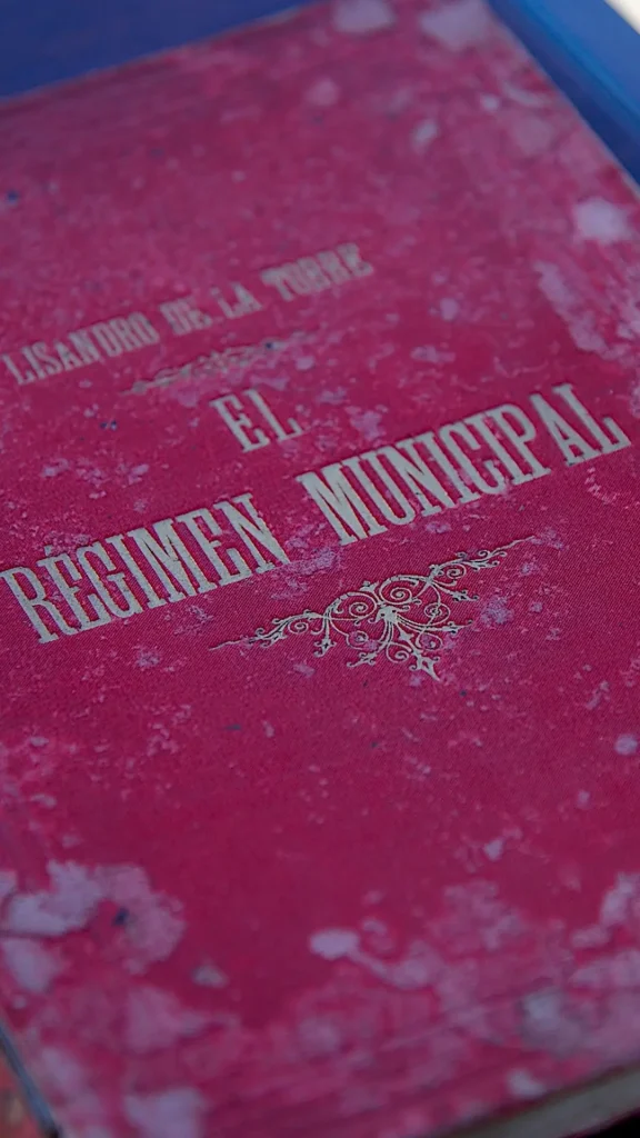 Javkin promulgó la autonomía municipal de Rosario rodeado de objetos históricos