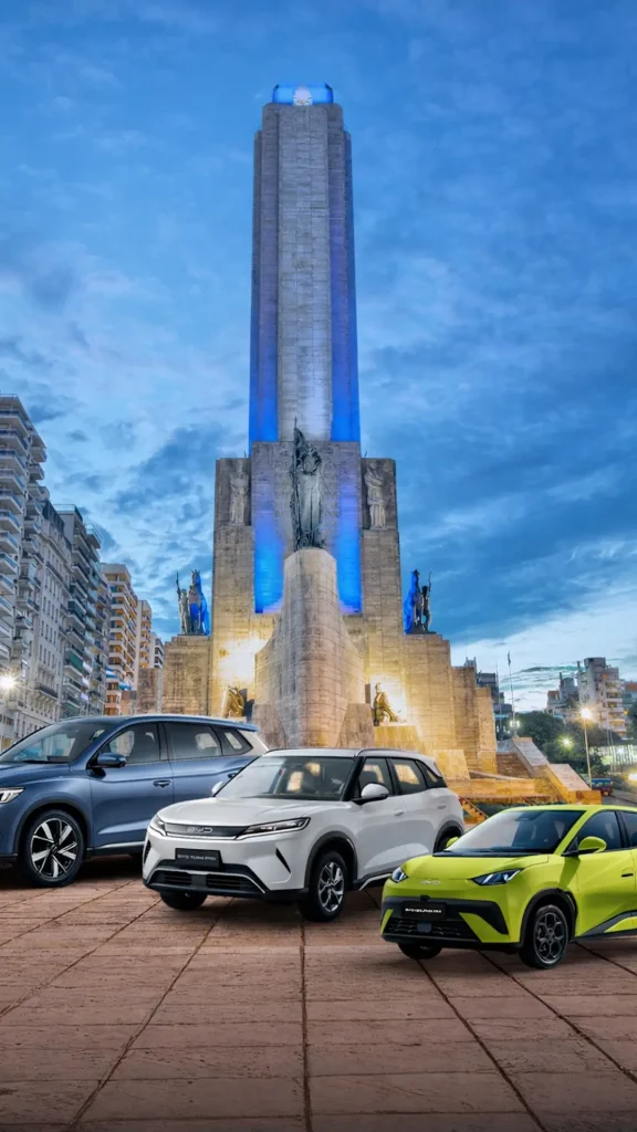 La marca BYD entrega sus primeros autos 0KM en Rosario en el Monumento a la Bandera
