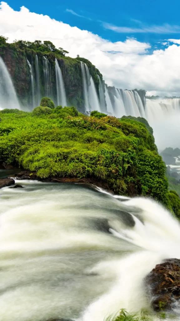 Las Cataratas del Iguazú y la Costa Atlántica lideran el ranking de destinos más visitados este verano 2026 en Argentina