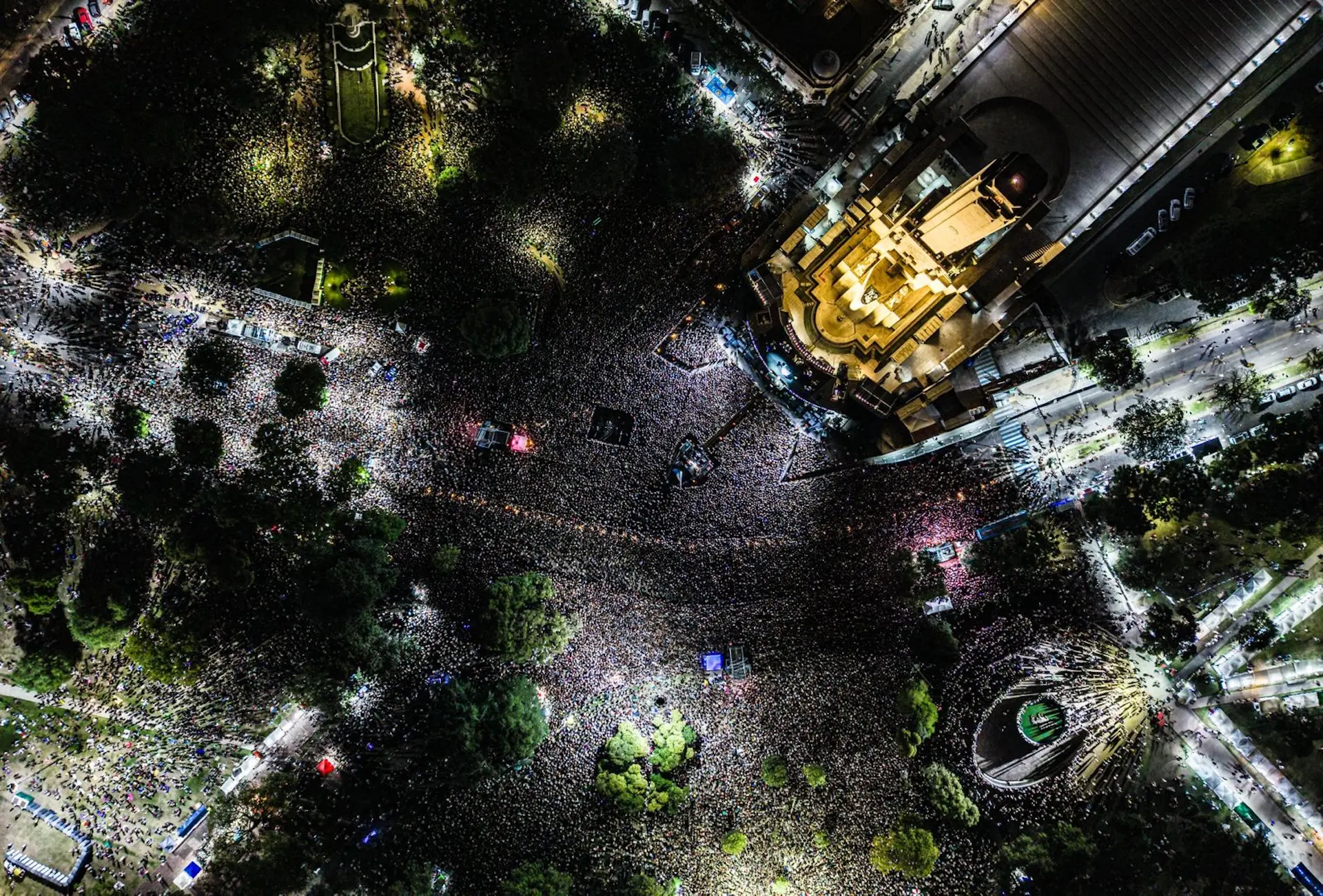 Casi 300 mil personas en el recital de Fito Páez en el Monumento a la Bandera