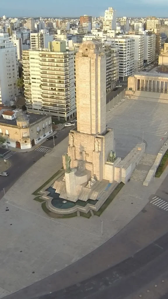 Monumento a la Bandera: por falta de pagos de la Nación se suspendió su restauración
