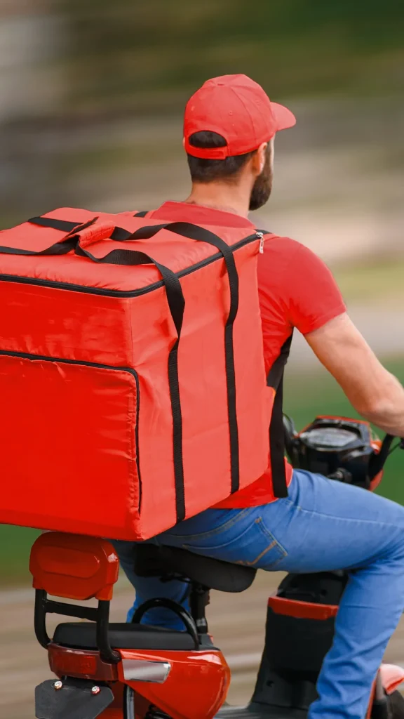 Harán un censo en Rosario para mejorar las condiciones de los repartidores de PedidosYa, Rappi y más