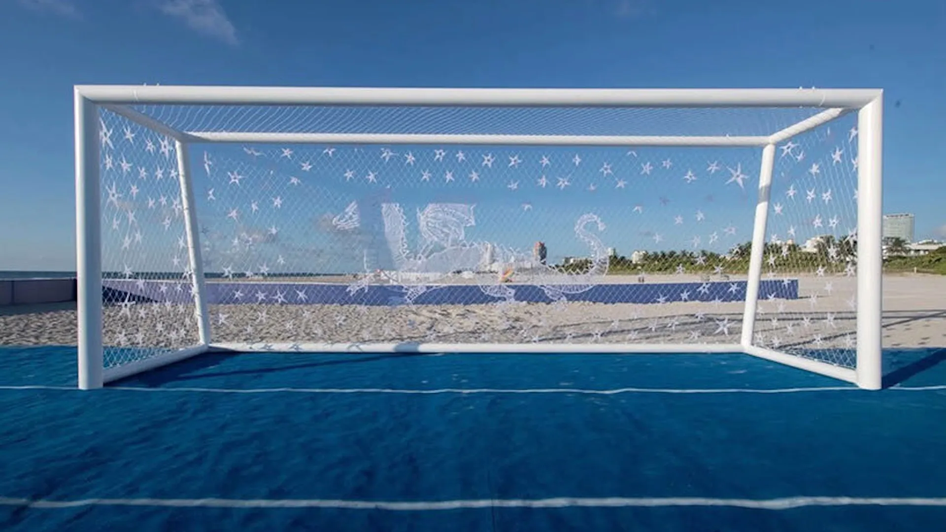 Artesanos argentinos crearon un original arco de fútbol en Miami: imágenes