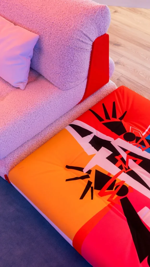 La marca de mobiliario de lujo Roche Bobois presentó su colección Almodóvar en Rosario