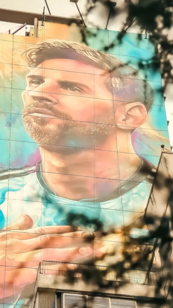 Así quedó la restauración del mural de Leo Messi frente al Monumento a la Bandera