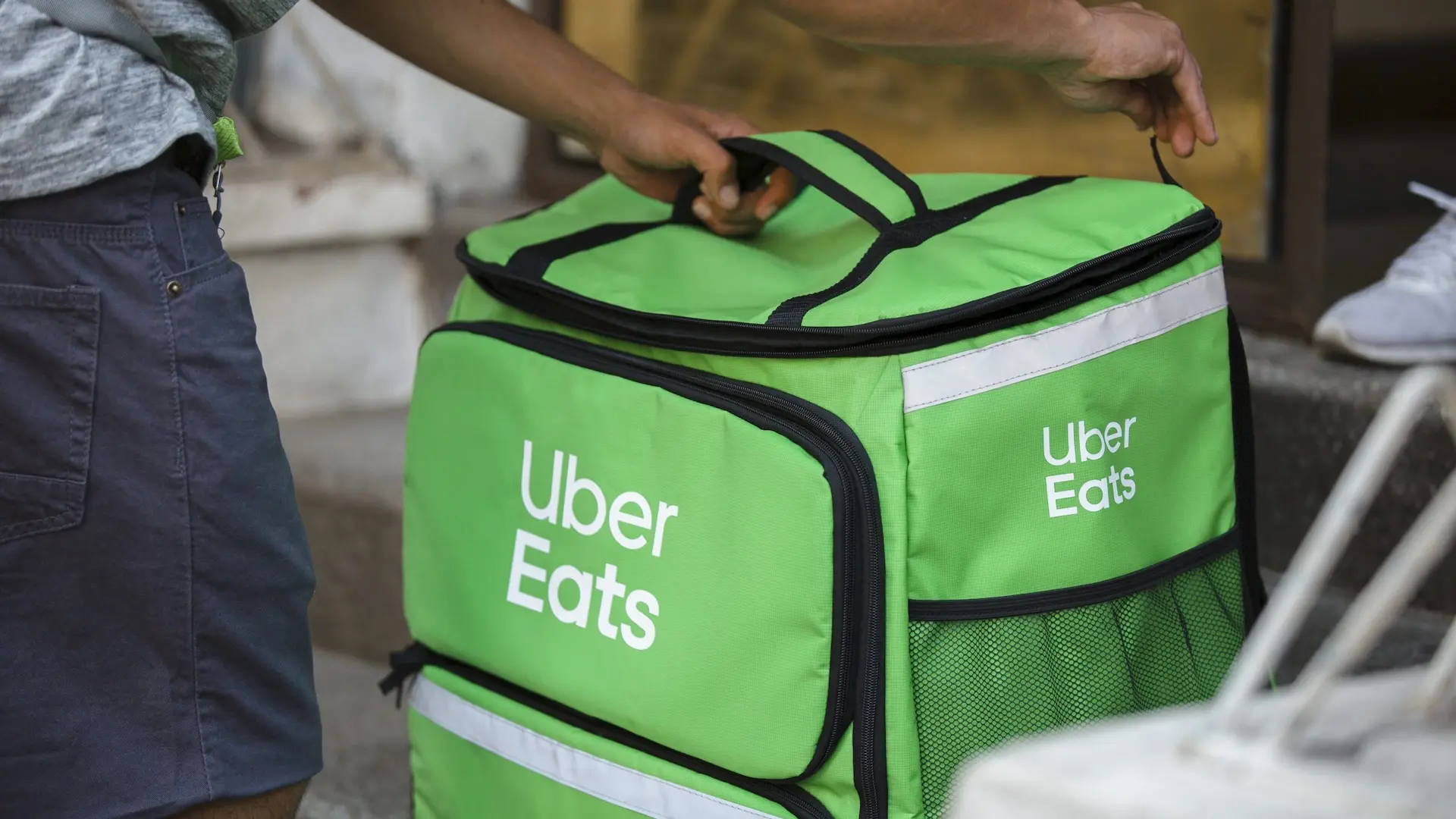 Uber Eats llegó a Rosario para competir con PedidosYa y Rappi: ¿cómo funciona?