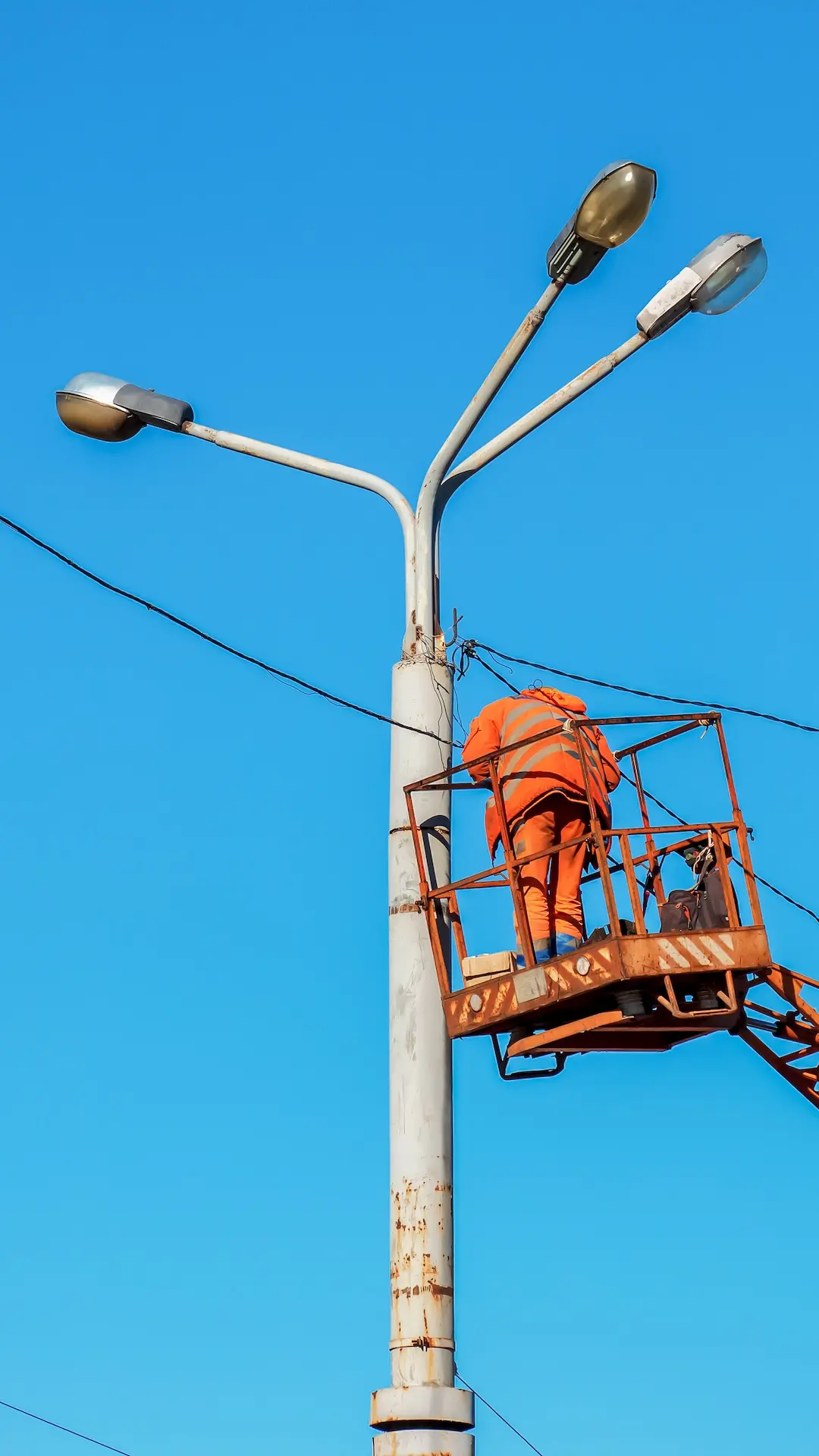 Retirarán los cables aéreos en desuso en el centro de Rosario para evitar la contaminación visual