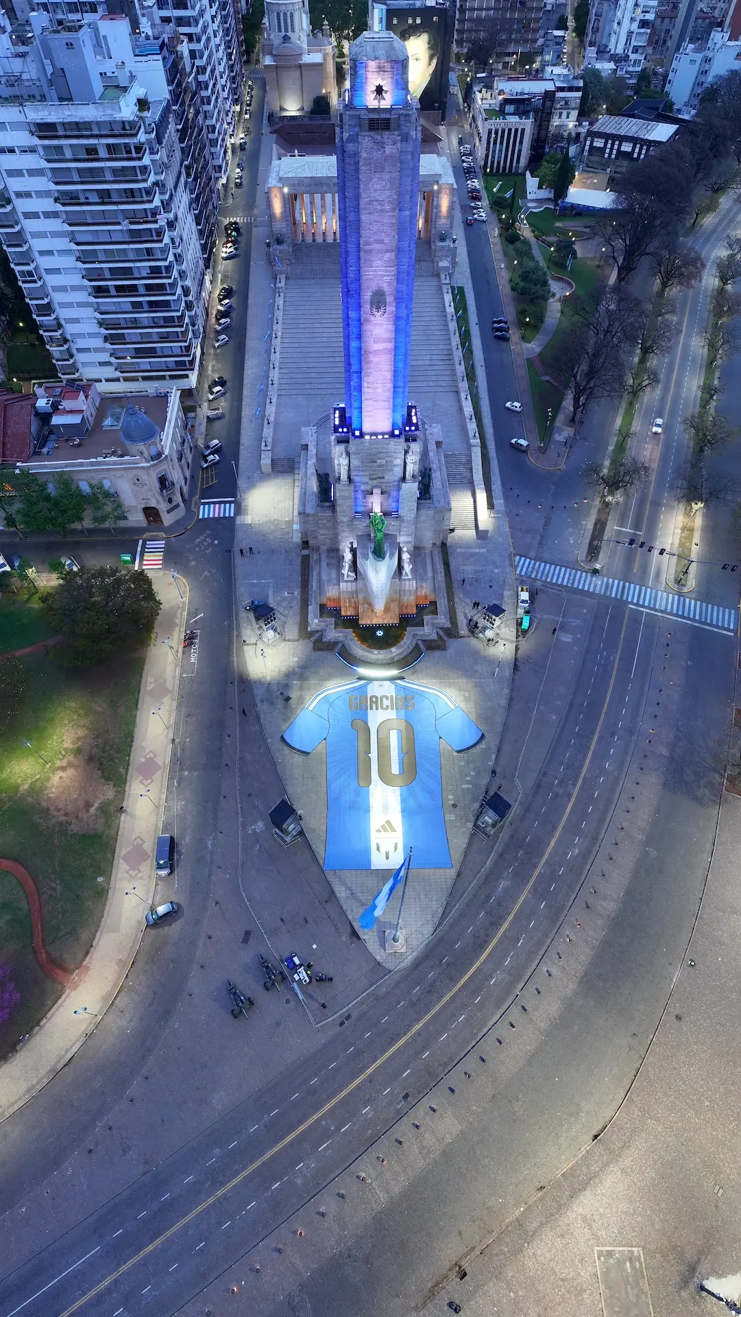 Así es la camiseta gigante que Adidas desplegó en el Monumento para homenajear a Messi